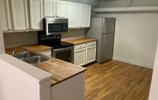 2 beds, 2 baths, $1,620, Unit Unit 16