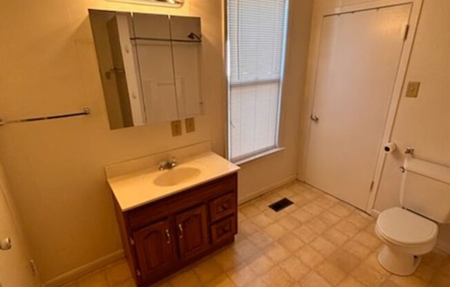 2 beds, 1 bath, $1,100, Unit 3117 Marshall Ave