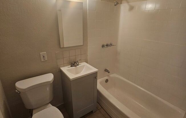 2 beds, 1 bath, $1,800, Unit 321