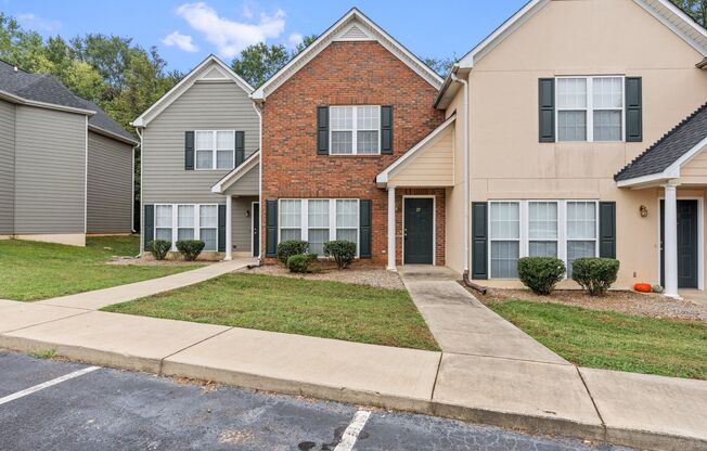 Freshly Renovated 2 BR, 2.5 BA Townhome Centrally Located between Downtown Greenville & Spartanburg