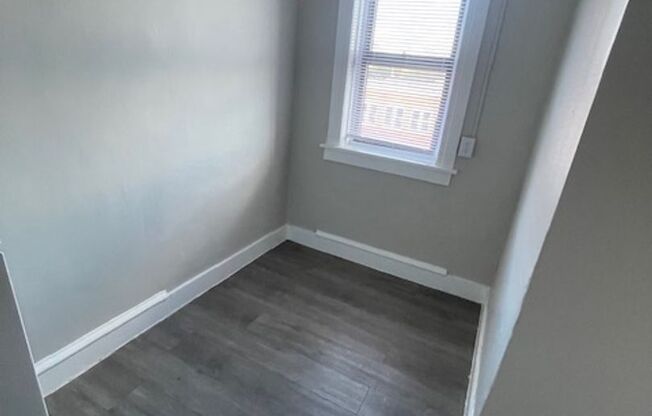 Studio, 1 bath, $1,095, Unit 20 Mattoon St Unit 6