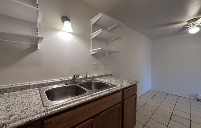 2 beds, 1 bath, $895, Unit 7