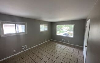 3 beds, 1 bath, 1,000 sqft, $1,100, Unit 4761 (Upper)