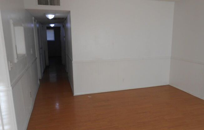 2nd Floor 2 bedroom Condo Near 95/Torrey Pines