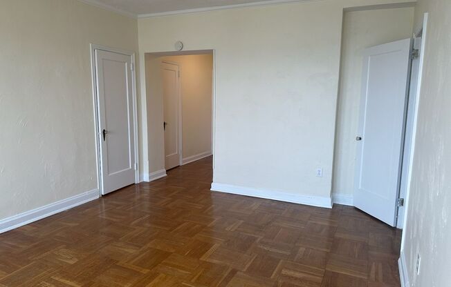 Studio, 1 bath, 413 sqft, $1,425, Unit Royal York 1015