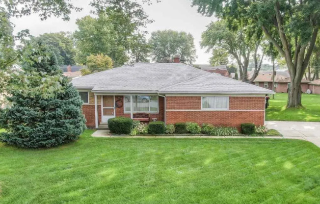 Beautiful 3 Bed, 1.5 Bath Home in Sterling Heights