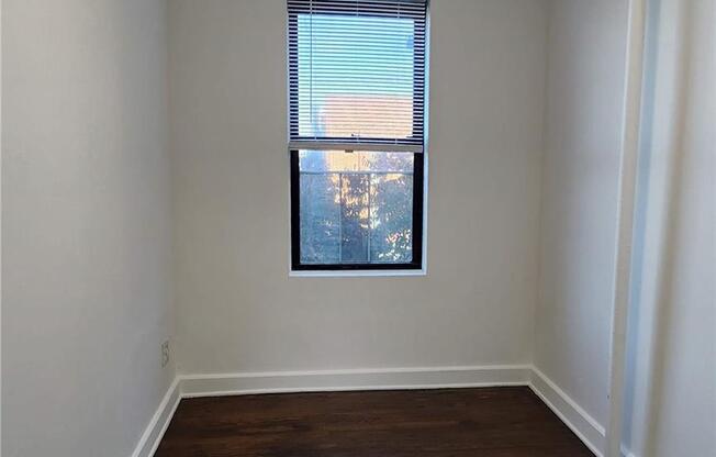 2 beds, 1 bath, $2,500, Unit 3E