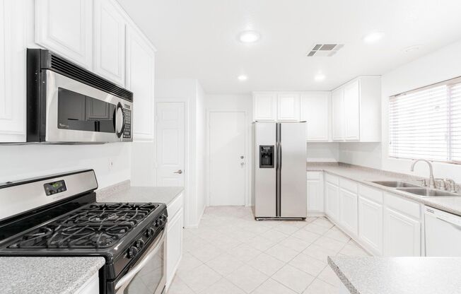 Huge 4 bedroom, 2.5 bath house in Summerlin!