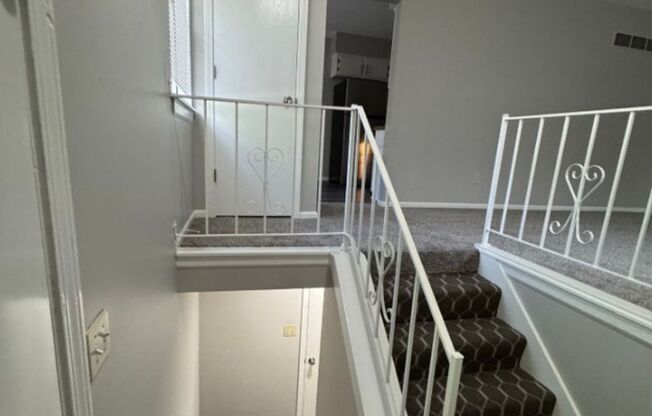 Spacious 2 bedroom / 1 bathroom duplex in Independence!