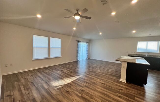 3 bedroom 2 bath - 463 Red Dahlia Ln