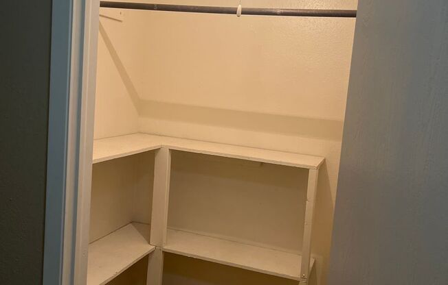 1 bed, 1 bath, 850 sqft, $1,075, Unit 10-21