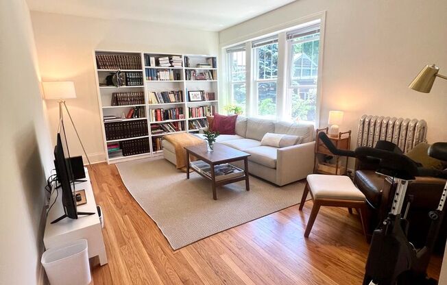 Spacious 2 BR in West Roger Park