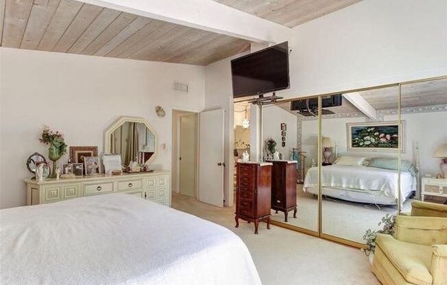 6 beds, 4 baths, $8,395
