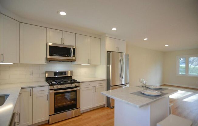 Modern Townhome Located An 11 Minute Walk to Forest Glen Metro.