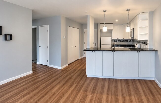 2 beds, 1 bath, 1,100 sqft, $2,400, Unit 718