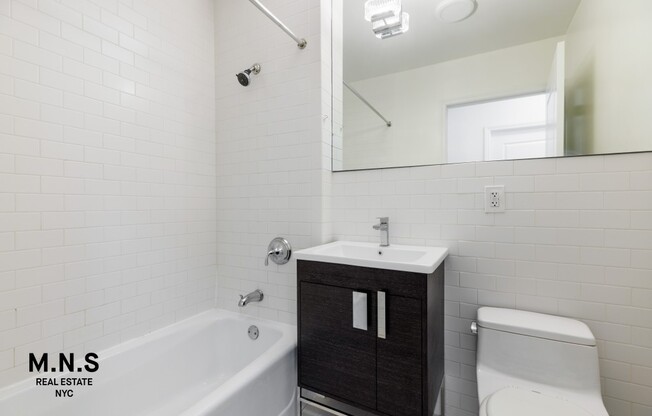 2 beds, 2 baths, 926 sqft, $5,450, Unit 4I