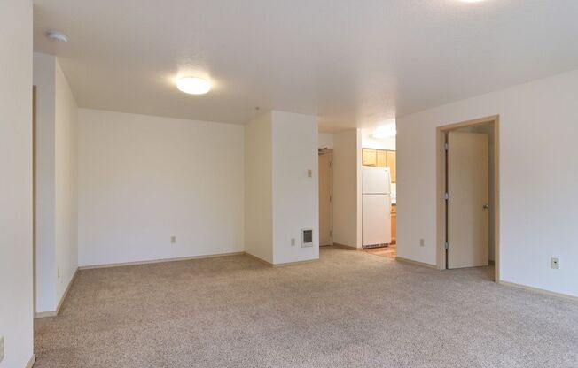 2 beds, 1 bath, $1,600, Unit 13