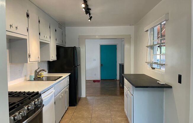 2 beds, 1 bath, $1,575