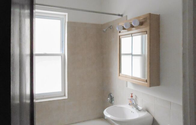 1 bed, 1 bath, 920 sqft, $1,695, Unit 2000-1D