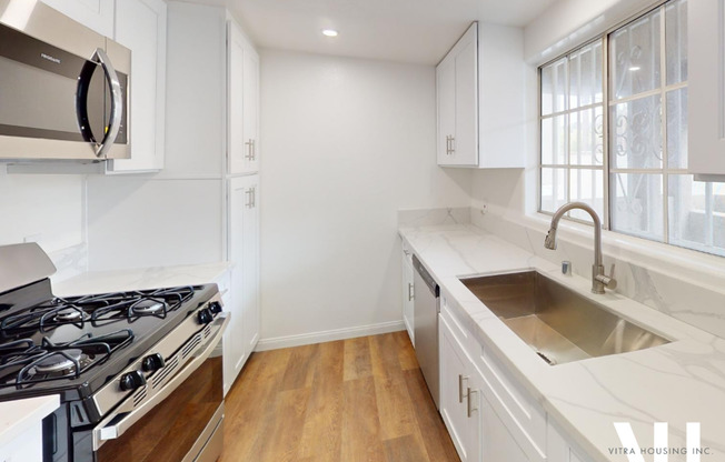 Portland Place: 2370 Portland Street - Three Bedrooms Near USC!