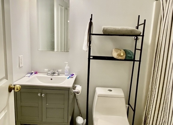 2 beds, 1 bath, 796 sqft, $4,300, Unit 303