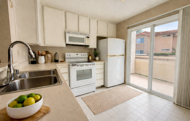 Spacious & Move In Ready 2BD Townhome! New Carpet! Full Size in Unit Washer/Dryer! Attached Garage!