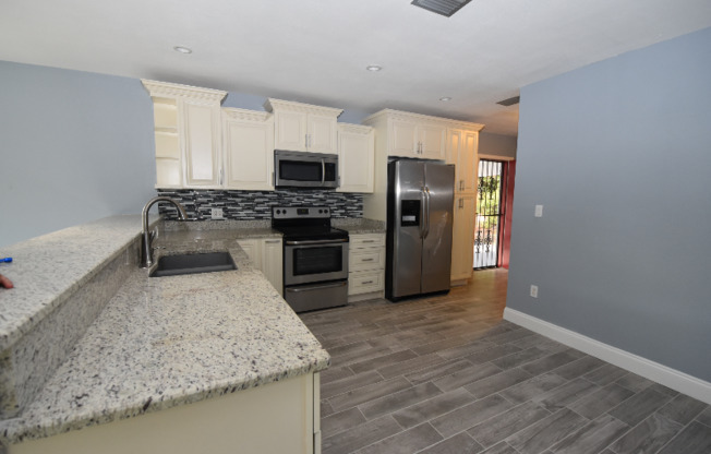 1107 W WOODLAWN AVE