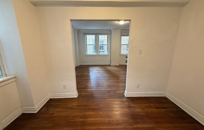 1 bed, 1 bath, 962 sqft, $1,510, Unit New King Edward  306