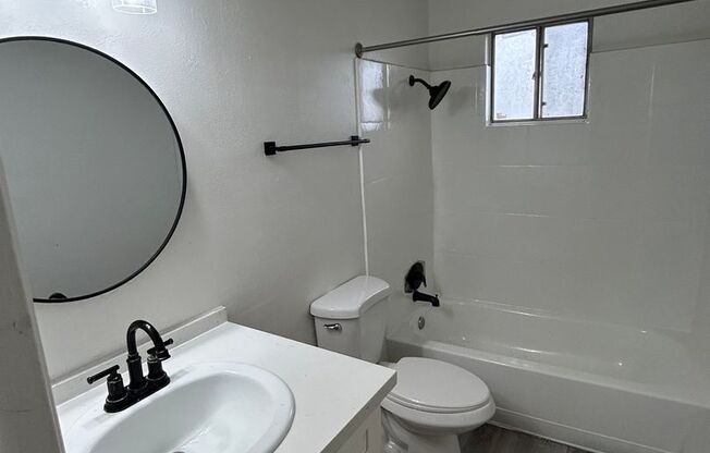 2 beds, 1 bath, 810 sqft, $1,195, Unit 17