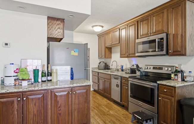 Pet Friendly 2 Bed/2 Bath Townhouse Close to Campus