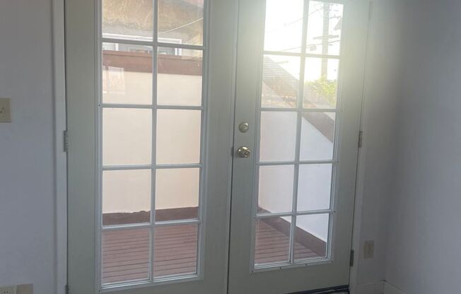 Spacious + Bright Upstairs 1 Bed + 1 Bath