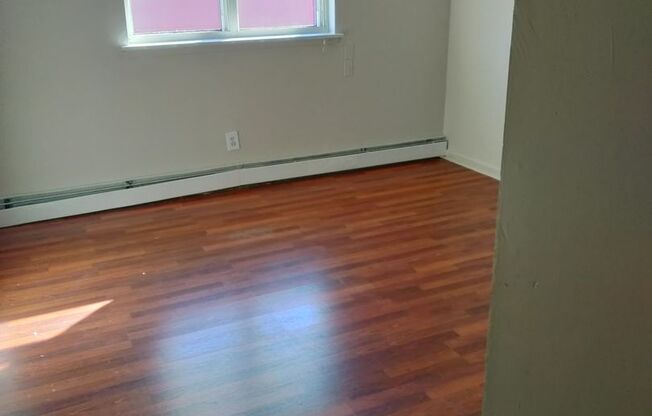 Studio, 1 bath, 700 sqft, $995, Unit 409