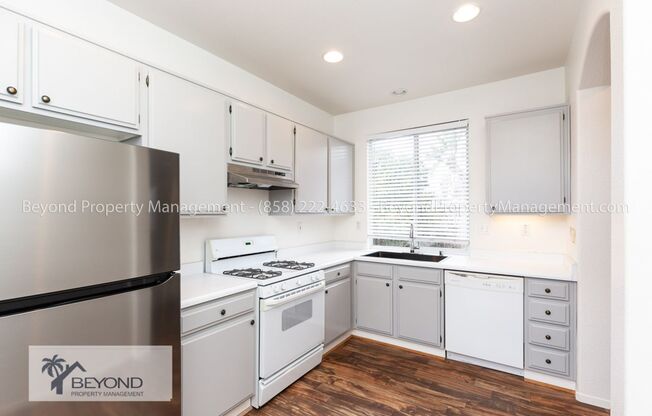 **MIRA MESA GEM**CLOSE TO PARKS, SHOPPING AND MORE!!**UPGRADED APPLIANCES**