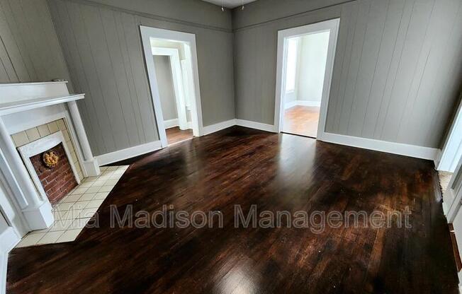1413 E 42 ST