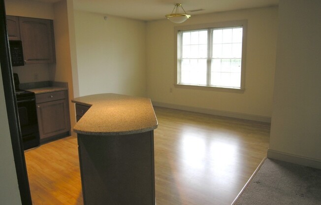 4 ABBOTT LN