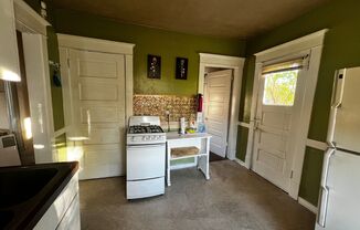 2 beds, 1 bath, $1,100