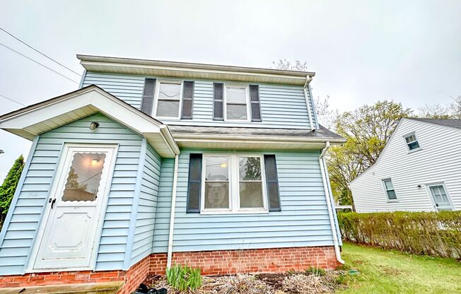 Lovely 3-bed Single Family Home in Hamden! Gorgeous Hardwood Floors throughout!