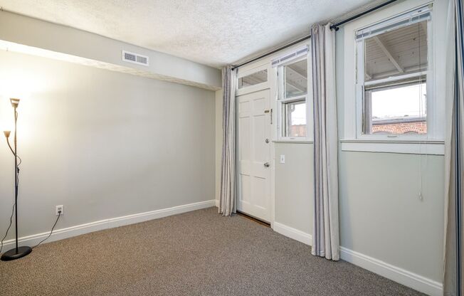 1 bed, 1 bath, $1,100, Unit 110.5 Wilber Ave