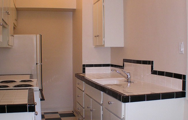 Studio, 1 bath, 445 sqft, $1,350