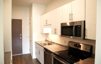 Studio, 1 bath, 575 sqft, $1,875, Unit 223