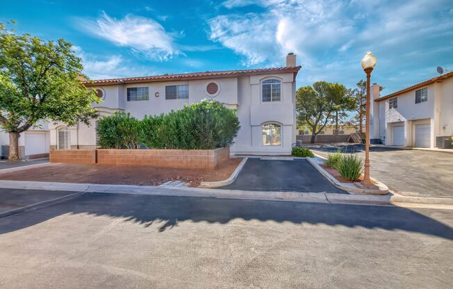 MOVE-IN READY 3-BEDROOM TOWNHOME IN SUMMERLIN!