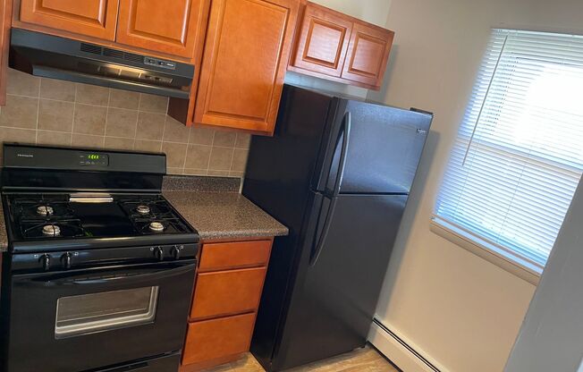 2 beds, 1 bath, 810 sqft, $1,949, Unit B-6