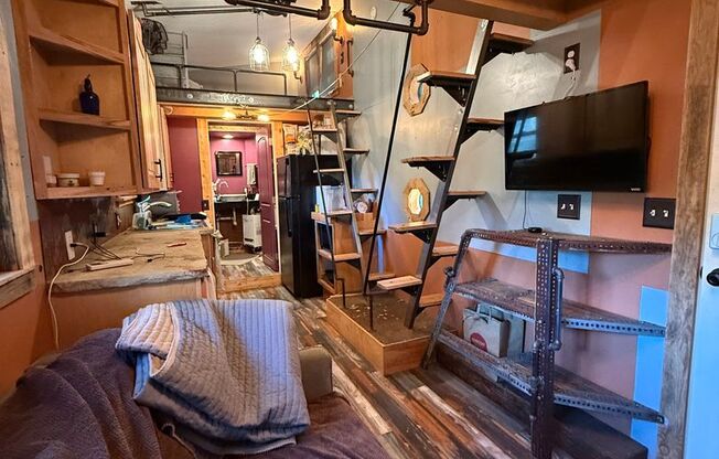 Tiny Home Adventure Awaits! W/ Creative Space