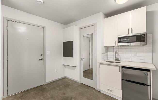 422 11th Ave - Amazing Remodeled Studios!