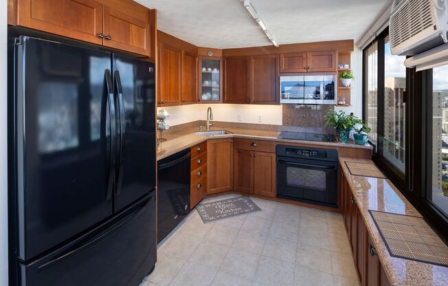 2 bedroom, 2 Bath Condo with BEAUTIFUL Mountain, Ocean, and Diamond Head Views.