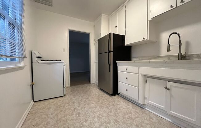 Studio, 1 bath, 625 sqft, $1,448, Unit 11