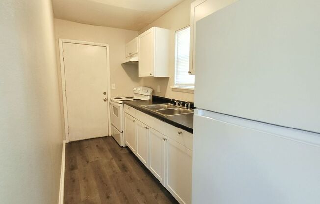 3 beds, 1 bath, 775 sqft, $894, Unit 415-17 Winfield-415 Winfield