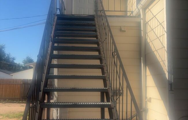 2 Bed / 1 Bath Top-Floor Apartment – Across from UNC!