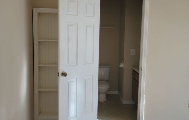 2 beds, 1 bath, 913 sqft, $1,595, Unit Apt. B