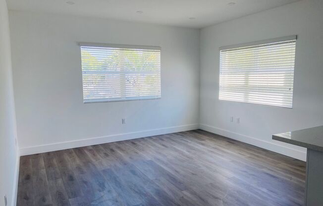 Great 1 Bed Room - Wood Floors - Small Building